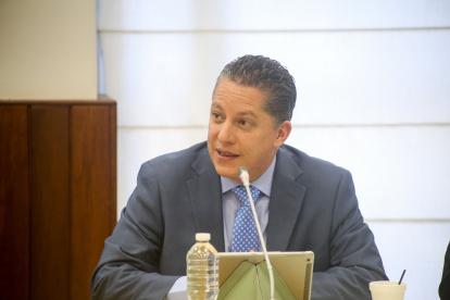 Abad tiene una licenciatura en Administración de Empresas de la Universidad Tecnológica Equinoccial y un posgrado en Planificación de Estrategias de Transporte y Tránsito. Es Secretario de Movilidad.