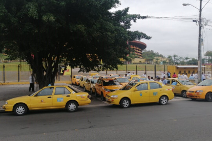 Decenas de taxistas de la cooperativa 4 de Abril se reúnen en la avenida Barcelona para en caravana ir hasta la ATM
