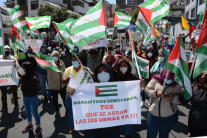 En días pasados los simpatizantes de Carlos Vera Mora llegaron hasta el TCE para pedir que se haga un recuento de votos.