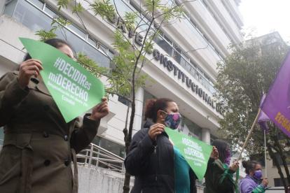 Ayer, movimientos a favor y en contra del aborto se apostaron en las instalaciones de la CC.