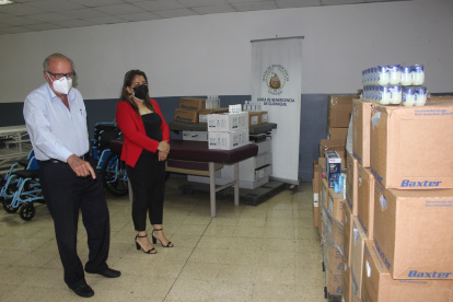 Doris Carvajal, presidente de la Fundación y Eduardo Romero, representante de la Junta.