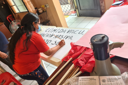 La dirigente sindical, Virginia Pinela, pinta uno de los carteles para la movilización de mañana, 30 de abril.