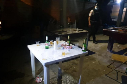 Un policía observa el lugar donde se desarrolló la farra clandestina.