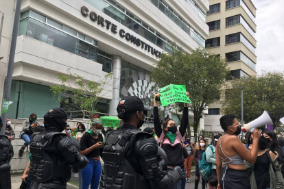 Decisión. Colectivos feministas apostados ante la Corte Constitucional mientras aborda la causa del aborto por violación.