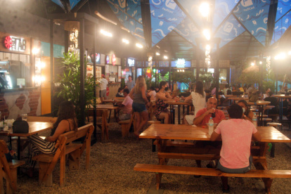 Entorno. En Locals Point, los visitantes llegan desde los jueves. Se acoplan a los cambios de horarios que fija el COE cantonal.