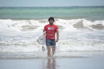 Jonathan Zambrano, más conocido como el Gato Chila, disfruta todos sus momentos en el agua, no en vano ha hecho del surf su estilo de vida.