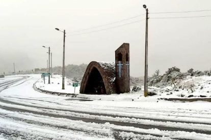 Así amaneció el sector de La Virgen en Papallacta. La vía fue despejada después de varias horas de trabajos.
