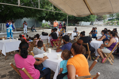 Un grupo de niños migrantes se divierte con la actuación de un payaso, en el albergue Jesús el Buen Pastor,