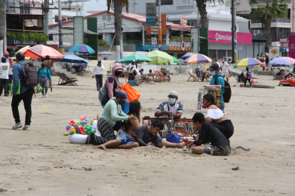 Los vendedores de artesanías y las personas que trenzan el cabello de las bañistas también pudieron tener ingresos, aunque mínimos, en estos días.