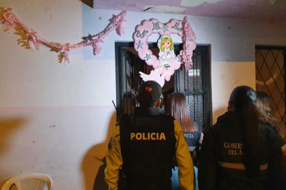 La Policía Nacional suspende un bautizo en el barrio La Cascada (Cuenca).