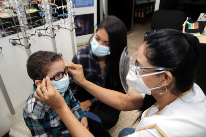 Trámite. Daniel, acompañado de su mamá, Alejandra Paredes, vuelve a realizarse exámenes para tramitar otra vez el carné de discapacidad.