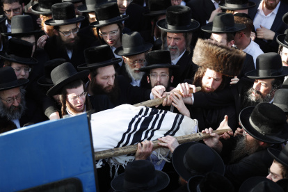 Los dolientes ultraortodoxos israelíes asisten al funeral de una de las víctimas de la estampida humana.