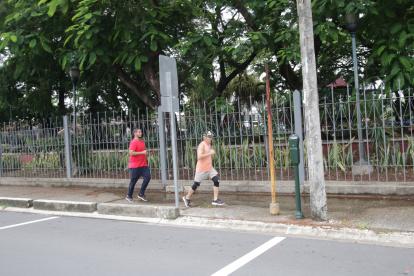 PARQUE DE URDESA ESTA CERRADO PARA EL PUBLICO LA GENTE TROTA AL REDEDOR DEL MISMO 



PERIODISTA : LINA ZAMBRANO



FECHA : 01/03/2021 



Agencia (ag-extra)