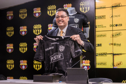 El presidente de Barcelona, Carlos Alfaro Moreno, muestra la camiseta especial por los 96 años