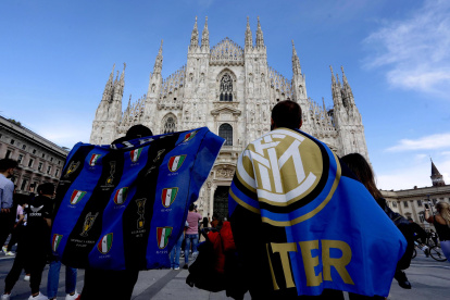 HInchas del Inter de Milán se concentraron en la Piazza del Duomo para festejar el título nacional
