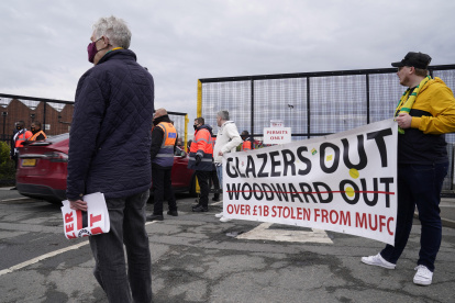 Los aficionados mostraron carteles en protesta por el manejo del equipo durante los últimos años.