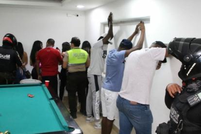 La Policía irrumpió en un domicilio donde se encontraban varias personas consumiendo bebidas alcohólicas en horarios no permitidos, en Urdenor.