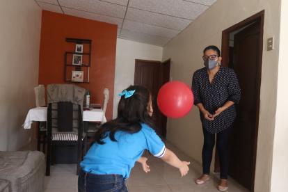 Terapia física. Evelyn Lozano realiza ejercicios físicos con su hija Sofía, quien tiene síndrome de Down. Por las clases virtuales se ha vuelto su terapista.  2. Música. Josué Mieles es un joven no vidente y tiene autismo. Su mamá, Nancy Mite, sin ser profesora y sin saber de música, le indica que cuerdas debe hacer sonar y los acordes.