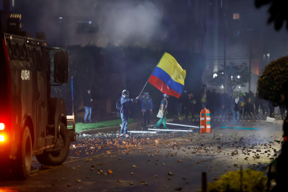 Imagen 1 de mayo. Integrantes del Escuadrón Móvil Antidisturbios (ESMAD) se enfrentan a manifestantes que llegan al barrio donde tiene su residencia el presidente de Colombia Iván Duque.
