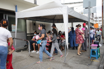 Los padres de familia buscan vacunas para los niños, como la pentavalente que está escasa a varios dispensarios del Ministerio de Salud.