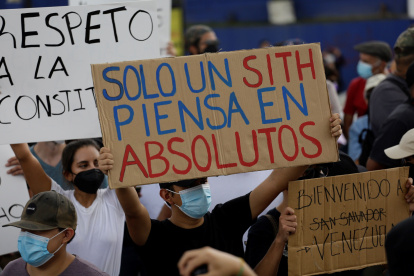 Diversas organizaciones de la sociedad civil se manifiestan en contra de la destitución de magistrados. Los manifestantes han alzando su voz por lo que consideran una "dictadura" por parte del presidente de El Salvador, Nayib Bukele.