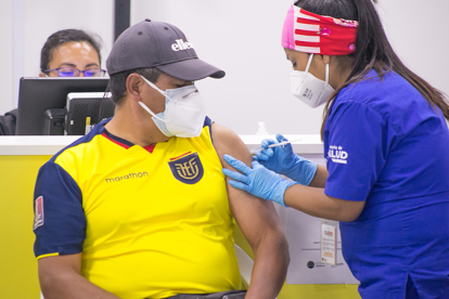 La jornada de vacunación a los maestros del país avanza.