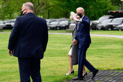 La primera dama Jill Biden caminan para abordar el Marine One.