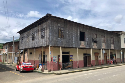 Algunas viviendas antiguas de las zonas rurales de Manabí se mantienen en pie pese al tiempo y los elementos.