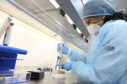 En en laboratorio de la UESS se detectaron los casos de las distintas variantes.