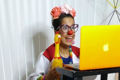 Los voluntarios de la fundación se conectan cada fin de semana con su público.