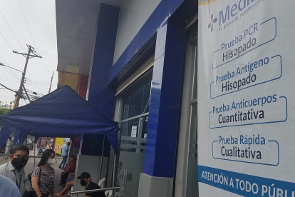 Los centros de salud y laboratorios médicos particulares ofrecen diversos exámenes relacionados con el diagnostico y seguimiento de la enfermedad.