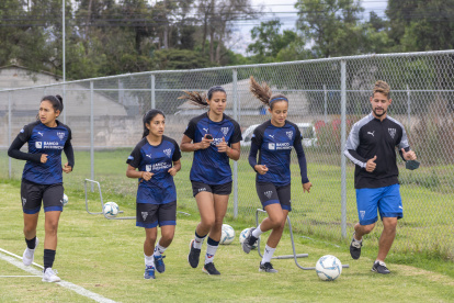 El equipo femenino de Liga Deportiva Universitaria de Quito cumplió con una pretemporada extensa, debido a los constantes cambios en la programación.
