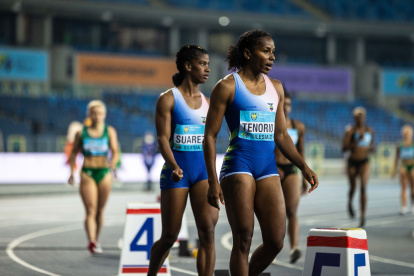 Anahí Suárez (i) y Ángela tenorio integraron el equipo ganador.