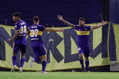 Carlos Tevez (10), delantero de Boca Juniors, celebra luego de marcar un gol contra Santos durante un partido de la jornada 2 del Grupo C de la Copa Libertadores.