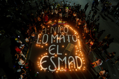 Vista general de un mensaje con velas durante una velatón en homenaje al joven Nicolás Guerrero, asesinado durante los enfrentamientos con miembros del Escuadrón Móvil Antidisturbios (ESMAD).