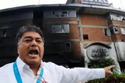 Este huesped de un hotel se quejó del ataque brutal de manifestantes.