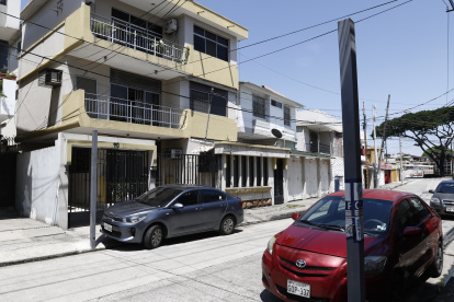 HABITANTES DE LA CIUDADELA KENEDY NUEVA SE QUEJAN POR LOS CONTINUOS ROBOS A DOMICILIO Y ACCESORIOS DE VEHICULOS EN EL SECTOR /JIMMY NEGRETE/GUAYAQUIL-ECUADOR