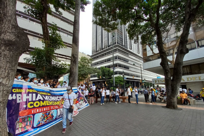 Plantón. Simpatizantes de la alcaldesa fueron a esperarla a Fiscalía.