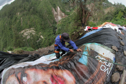 Todos los días, un joven desciende a colocar las lonas y retirarlas a la mañana siguiente.