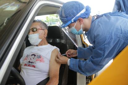 Inoculación. Adultos mayores se acercaron ayer, solos o con familiares, a vacunarse a la calle lateral del Parque Samanes, en el norte de Guayaquil.