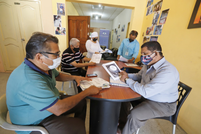 Cita. Grupos sociales y comunitarios de Guayas se reunieron ayer para analizar casos de facturas altas.