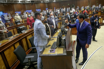 Despedida. Una vez terminado su informe, César Litardo cumple el ritual clásico de las rendiciones de cuentas: recibir los aplausos de los afines.