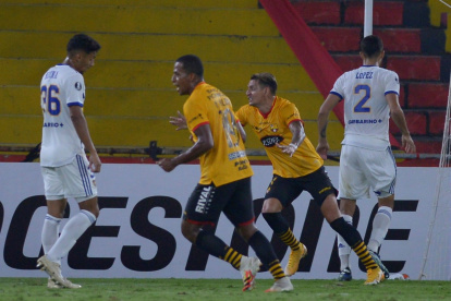 El delantero de Barcelona Carlos Garcés (zapatos amarillos) corre para festejar luego de marcar el único gol en la victoria de los canarios sobre Boca Juniors, conseguida anoche en el estadio Monumental.