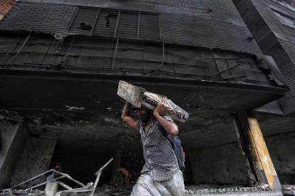 Vista de un hotel que fue incendiado el lunes en medio de los enfrentamientos entre manifestantes y el Escuadrón Móvil Antidisturbios (ESMAD) de la Policía colombiana, durante el Paro Nacional contra las políticas económicas del Gobierno de Iván Duque, en Cali (Colombia).