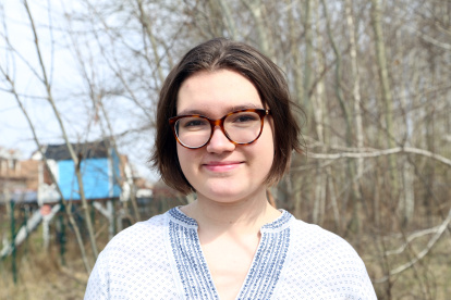 La estudiante polaca Krystyna Paszko, en un campo en las cercanías de su casa paterna en Varsovia.