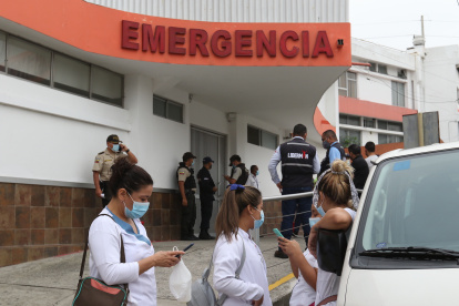 El hecho ocurrió la mañana de ayer. La víctima, identificada como Carla Rocheti de 41 años, es de nacionalidad peruana y se encontraba ingresada en esta casa asistencial.
