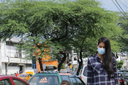 Gestión. Daniel, tomado de la mano de su madre, Alejandra Paredes, sigue en trámites por su carné.