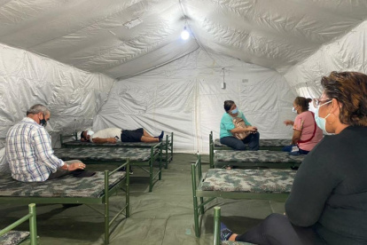 Esta es una de las carpas para los familiares de los pacientes internados en el hospital del Seguro Social, Teodoro Maldonado Carbo.