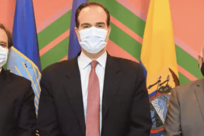 Simón Cueva, próximo ministro de Finanzas; Mauricio Claver-Carone, presidente del BID; Mauricio Pozo, actual ministro de Economía y Finanzas.