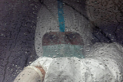 Referencial. Un miembro de la armada observa a través de una ventana mientras traslada en furgoneta los cuerpos de las víctimas de la COVID-19.